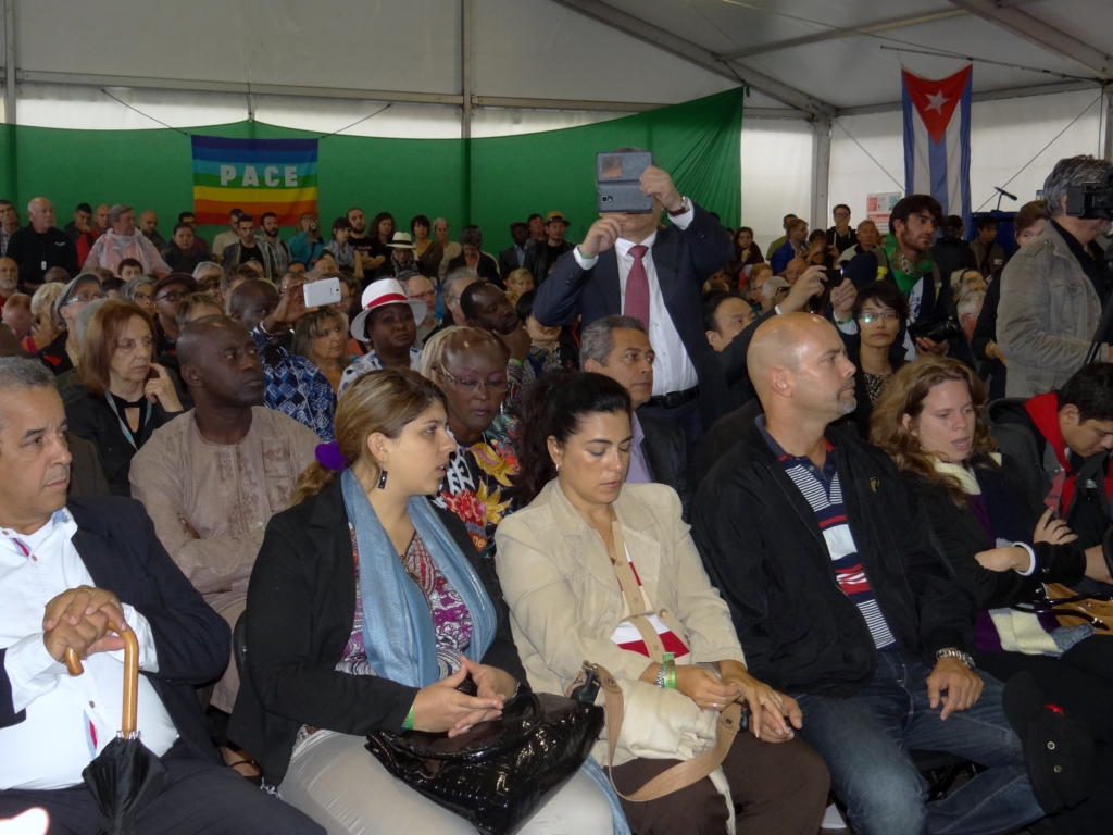 La delegación cubana fue ovacionada por el auditorio presente en Village du Monde.