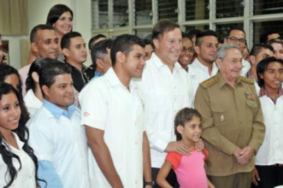 Visitan Raúl y el Presidente panameño la Escuela Latinoamericana de Medicina