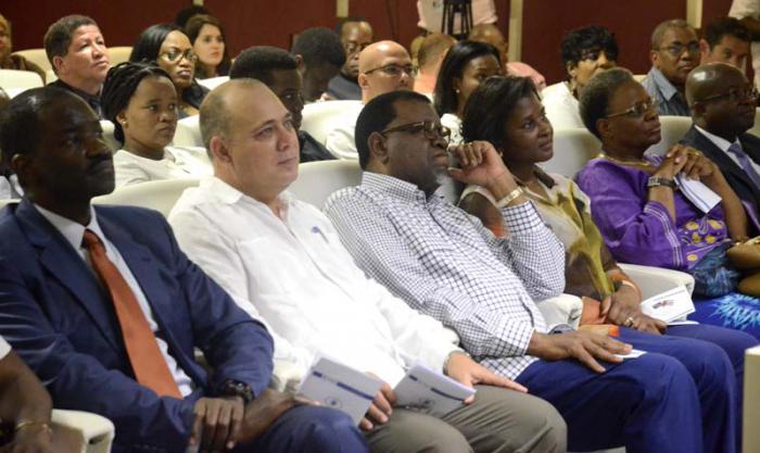 El presidente Hage Gottfried Geingob y el ministro de Salud, Bernard Haifiku recibieron información sobre las posibilidades y principales misiones del CECMED. Foto: Anabel Díaz