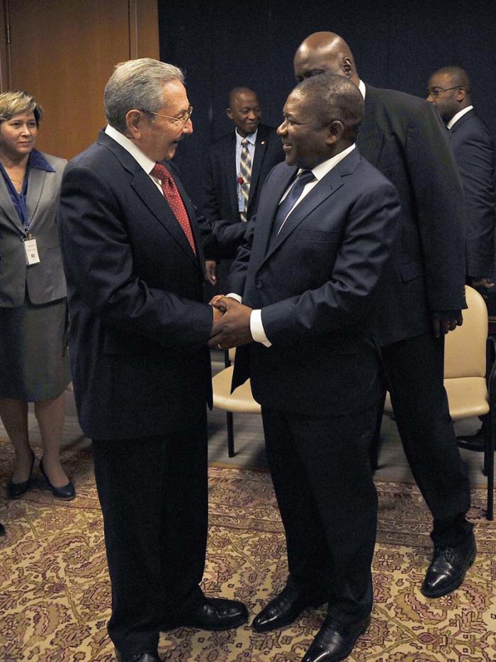 El presidente cubano Raúl Castro saluda al mandatario de Mozambique, Felipe Nyussi, en la ONU