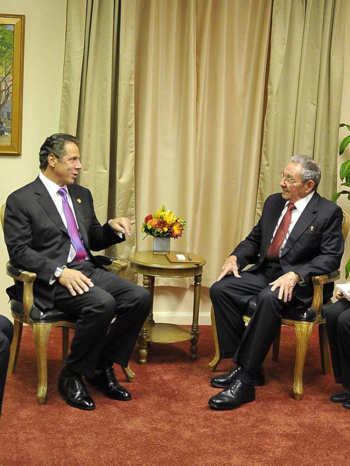 El presidente cubano Raúl Castro conversa con el gobernador del Estado de Nueva York, Andrew Cuomo, en la ONU
