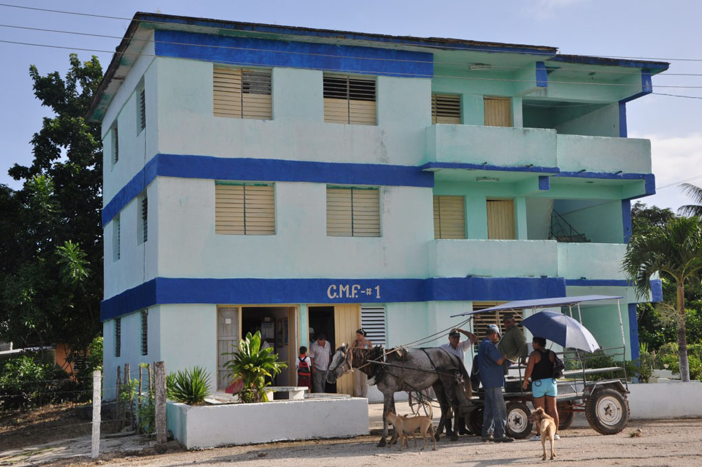 El mantenimiento y reparación de los consultorios, así como el rescate y ocupación de las viviendas por el médico y la enfermera, son parte de la reorganización del programa. fotos: Vicente Brito