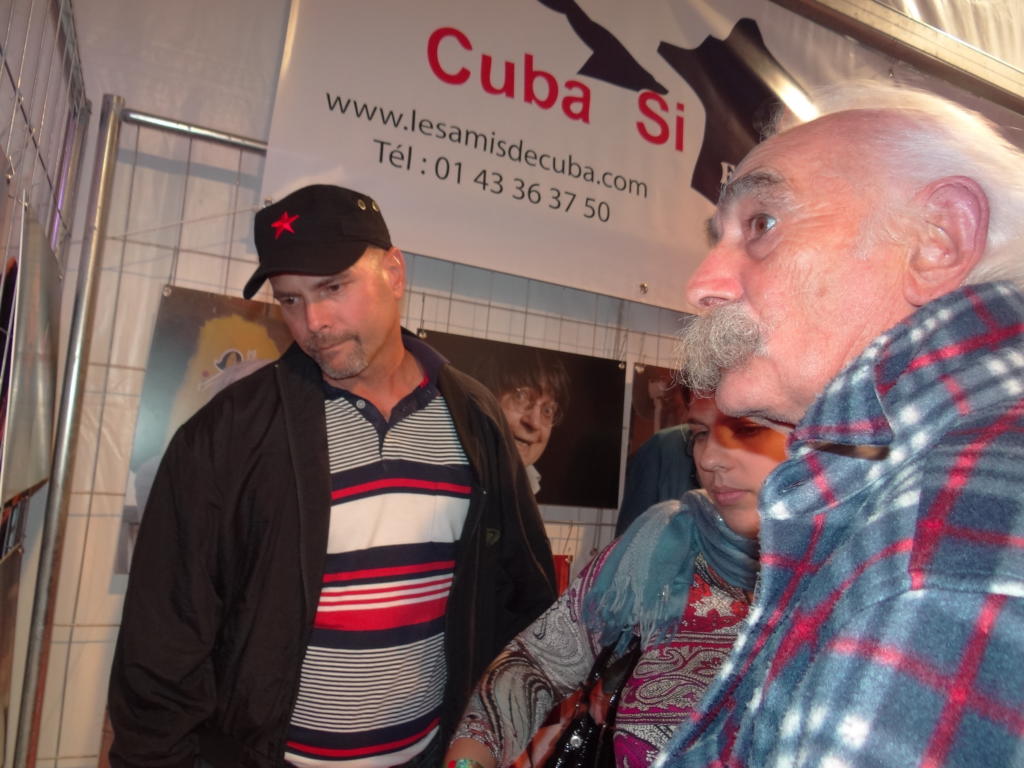 En el stand de Cuba sí Gerardo recorrió la exposición de homenaje a las víctimas del atentado terrorista contra la revista de sátira política Charlie Hebdo.