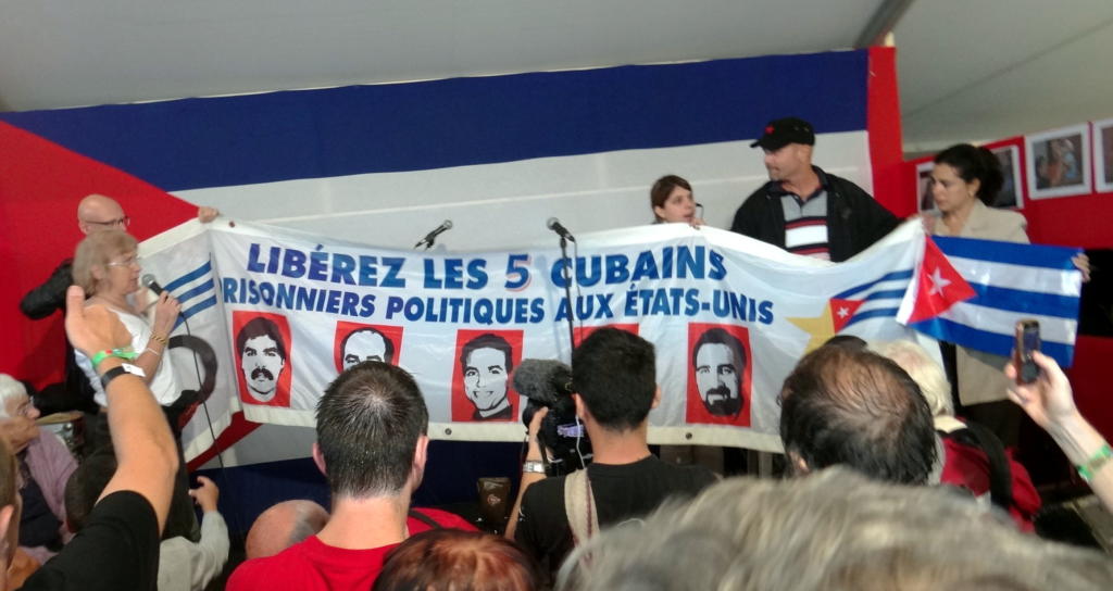 El Héroe cubano y su esposa recibieron una bandera confeccionada por los trabajadores de la Confederación General del Trabajo de Francia y que los acompañó en todas las marchas y manifestaciones durante estos últimos años, incluidos los desfiles del Primero de Mayo en La Habana, a los cuales han sido invitados