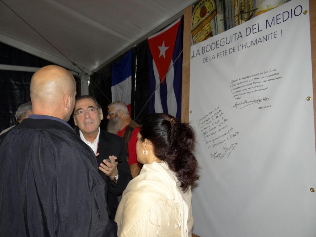 Gerardo ha sido uno de los protagonistas del programa previsto por los organizadores del stand Cuba Cooperación. En la foto, junto a Victor Fernández, presidente de esa asociación que desde hace más de 20 años desarrolla importantes proyectos con la isla. Fotos: Yimel 