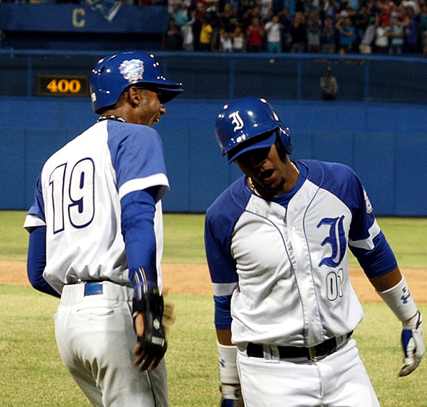 Los hermanos Gurriel han comenzado muy bien la Serie, sobre todo Yuleski, quien lidera siete departamentos ofensivos. Foto: José Raúl Rodríguez Robleda
