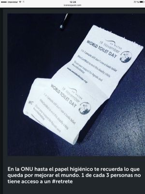 : “Una de cada tres personas en el mundo no tiene un retrete” dice el impreso en los rollos de papel higiénico en el edificio de la Onu y hacen referencia al objetivo número 6 de la nueva agenda de desarrollo que establece que para 2030 todos deberían tener garantizado “el acceso equitativo a servicios de saneamiento e higiene adecuados para todos y poner fin a la defecación al aire libre, prestando especial atención a las necesidades de las mujeres y las niñas y las personas en situaciones vulnerables”.