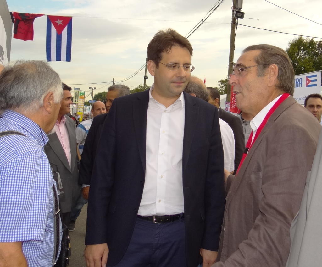 El presidente de Cubacooperation, Víctor Fernández (primero a la derecha), recibió al Secretario de Estado de Comercio, Turismo y Franceses en el Exterior, Matthias Fekl. Foto: Yimel Díaz