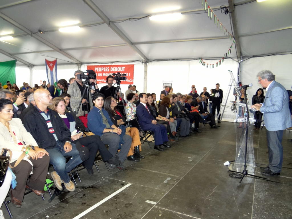 La Fiesta de l´Humanité tiene varios espacios para debatir temas de actualidad, entre ellos destaca el de Village du Monde, inaugurado por el eurodiputado y director del periódico que organiza esta fiesta, Patrick Le Hyaric.