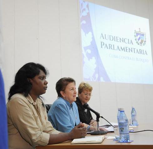 Al centro Yolanda Ferrer, presidenta de la Comisión de Relaciones Internacionales de la ANPP. En el extremo derecho la diputada Ana Aixa Hevia González, vicepresidenta de la Upec