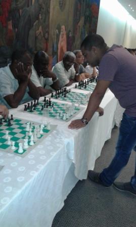 El GM Isam Ortiz frente a los sindicalistas. Roberto M. López de Vivigo