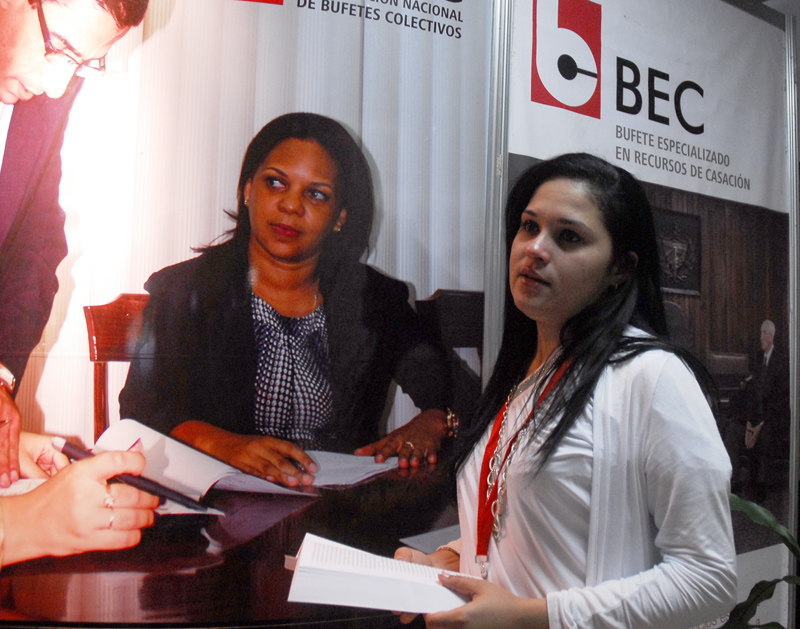 Estherlien Ledesma Barrios, abogada del bufete colectivo de Remedios, de la provincia de Sancti Spíritus, comentó algunas carencias del Código del Trabajo, dentro de las cuales se encuentra que no prohíbe la exclusión y el acoso laborales, en sus diferentes modalidades. Foto: Agustín Borrego Torres