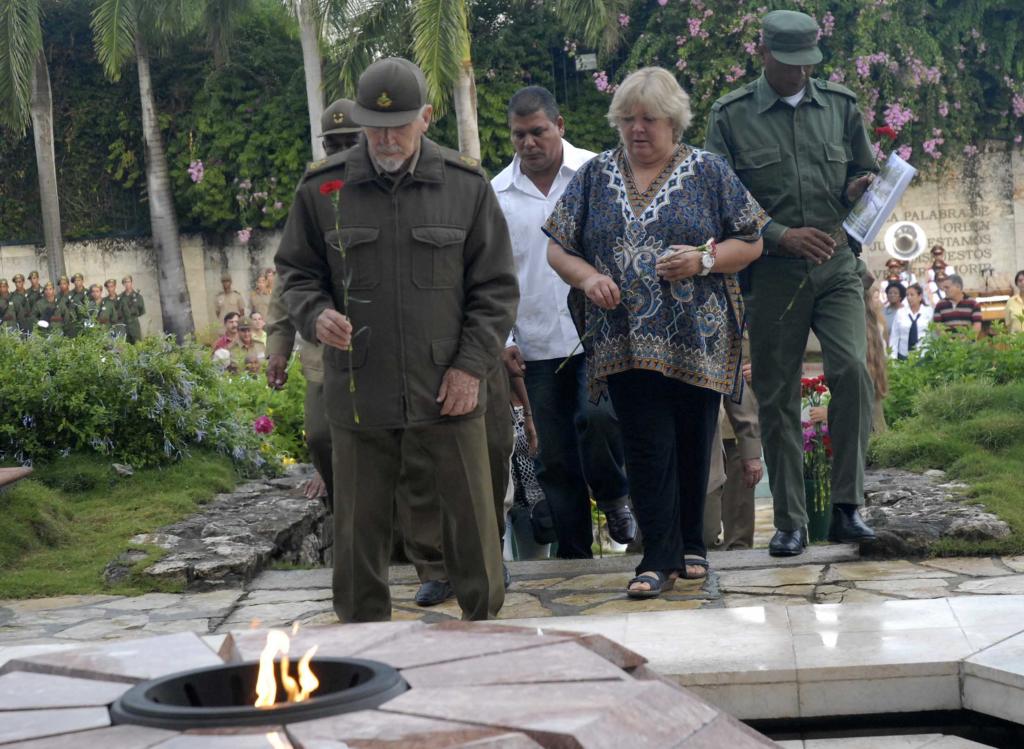 Comandante de la Revolución Ramiro Valdés Menéndez deposita una flor ante la llama eterna que acompaña a los combatientes del Frente Las Villas, en el Complejo Escultórico Ernesto Guevara de la Serna, en Santa Clara, provincia Villa Clara, AIN FOTO/ Arelys María ECHEVARRÍA RODRÍGUEZ
