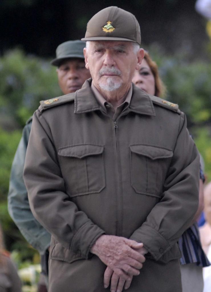 Comandante de la Revolución Ramiro Valdés Menéndez preside la ceremonia familiar con honores militares de inhumación de los restos de un grupo de combatientes, caídos durante la guerra de liberación y después del triunfo de la Revolución, AIN FOTO/ Arelys María ECHEVARRÍA RODRÍGUEZ/ rrcc