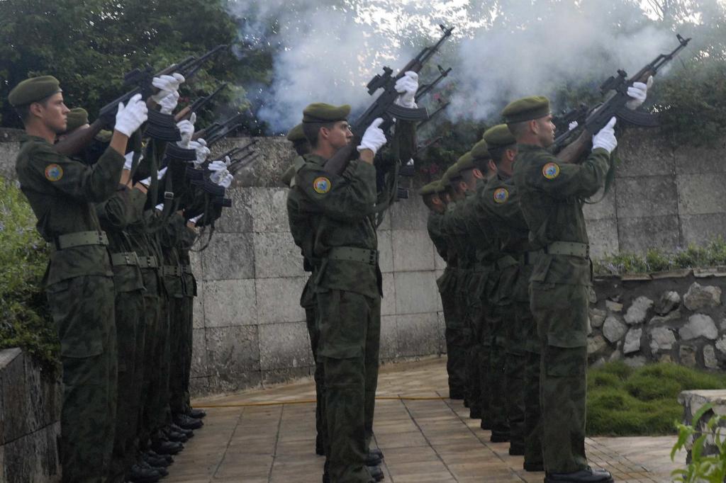 Ceremonia familiar con honores militares de inhumación de los restos de un grupo de combatientes, caídos durante la guerra de liberación y después del Triunfo de la Revolución, AIN FOTO/ Arelys María ECHEVARRÍA RODRÍGUEZ