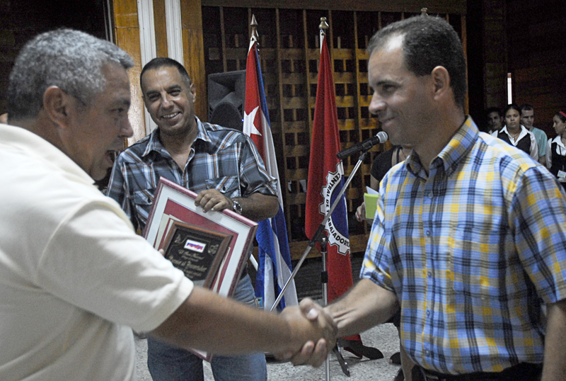Premiación a innovadores de mayor impacto económico. Ulises Guilarte de Nacimiento, secretario general de la CTC, entrega el premio a Guillermo de la provincia de las tuna González. Foto: Agustín Borrego Torres.