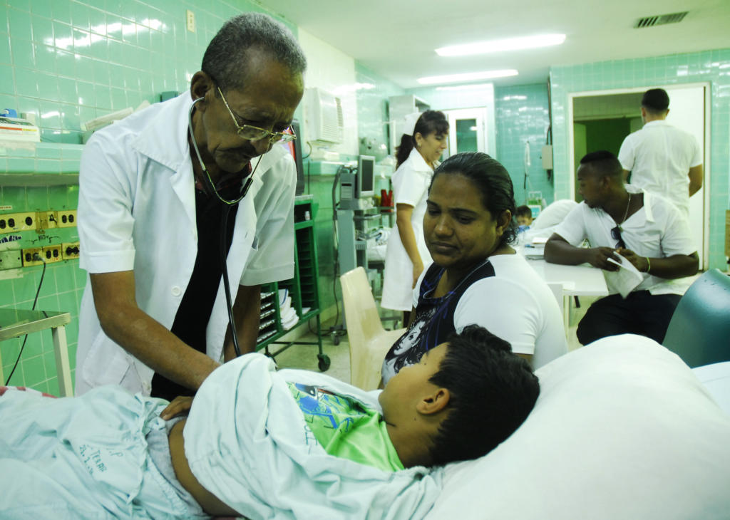 El doctor Félix Cruz Romero, pediatra de 74 años, aún se mantiene laborando en la institución. Fotos: Agustín Borrego Torres