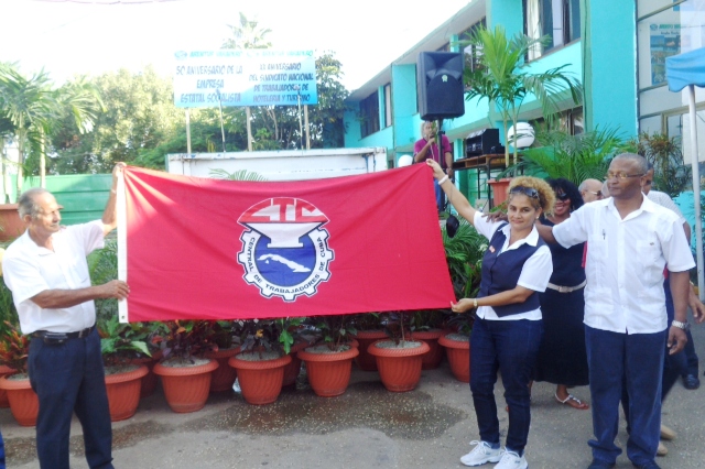 En ARENTUR se recibió la primera Bandera XX Aniversario del SNTHT. Foto: Norvis
