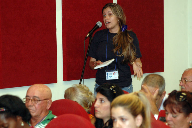 Durante el encuentro con directivos de Etecsa, varios delegados a la Conferencia del SNTCIE recibieron una detallada información acerca del cumplimiento de los planes económicos en lo que va de año. Foto: César A. Rodríguez