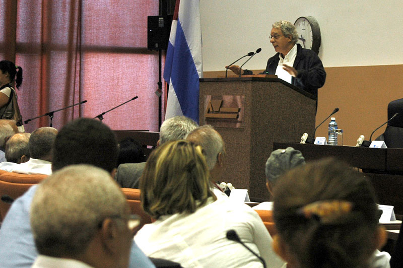 14 de Octubre del 2015 Sala 4 del Palacio de las Convenciones Simposio Internacional "La Revolución Cubana" Génesis y Desarrollo Histórico, en la imágen usa de la palabra Frei Betto de Brasil.Fotos: César A. Rodriguez.