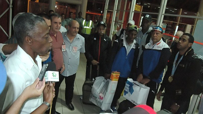 Roberto León Richard encabezó el recibimiento a los campeones. Foto: César A. Rodríguez.