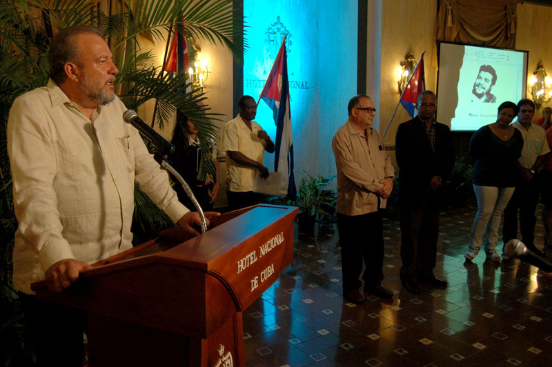 Manuel Marrero Cruz, ministro del Turismo, entregó diplomas de reconocimientos a colectivos destacados.Foto: César A. Rodríguez