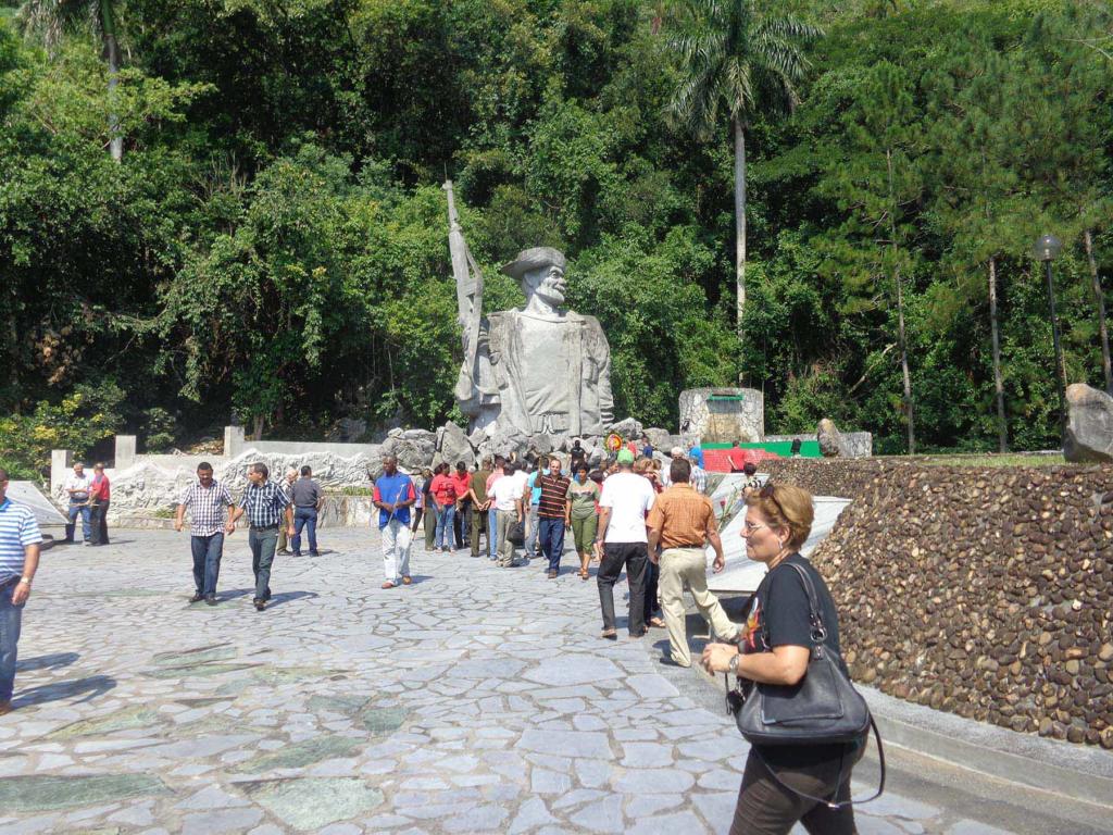 Pinar posee innumerable sitios históricos como es el Monumento a Los Malagones. Guía de foto de Congreso historia Pinar. Foto: Eduardo González Martínez