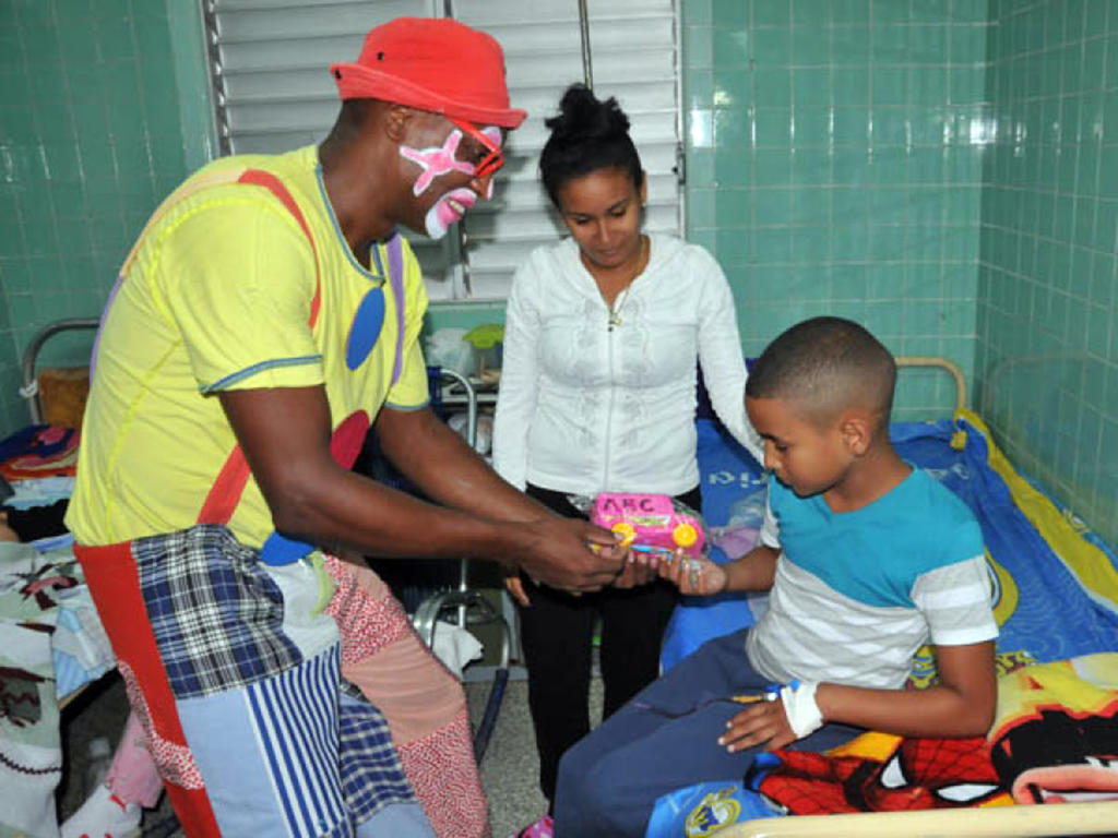 A los niños enfermos les llega el sentimiento solidario junto con juguetes, útiles escolares, golosinas. Foto: Juan Carlos Dorado