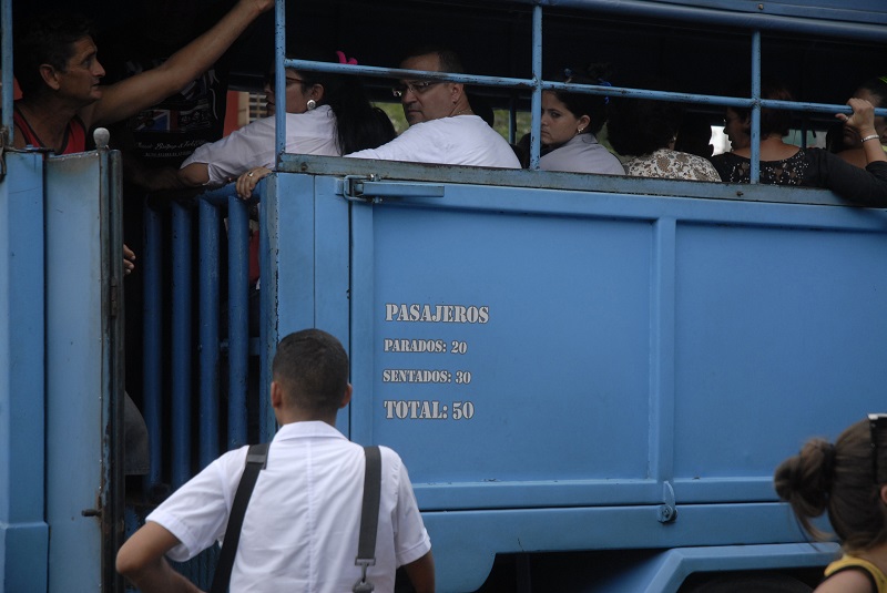 Muchos violan el número de pasajeros que pueden ir de pie. Foto: Agustín Borrego Torres.