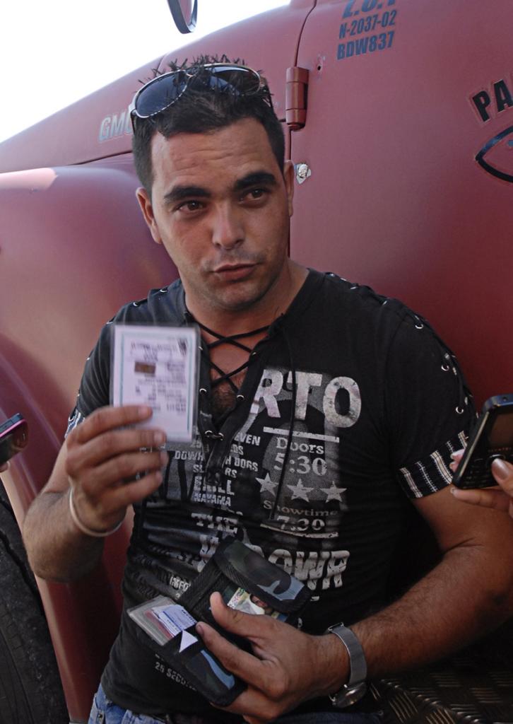 El chofer Williams Martell Calero explicó que nunca le han retirado la licencia desde que la obtuvo a los 18 años y hasta el momento de la entrevista se encontraba en 0 puntos. Foto: Agustín Borrego Torres.