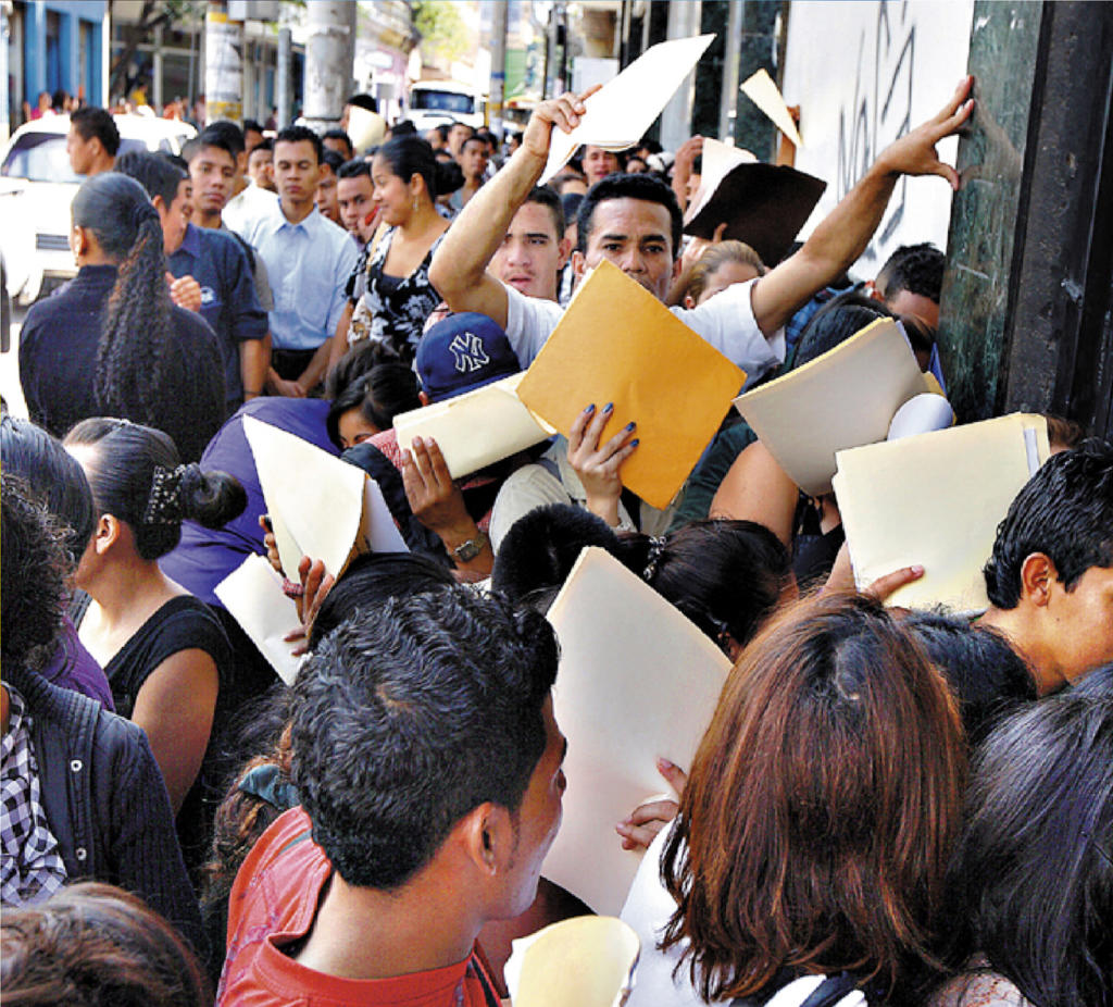 Jóvenes hondureños buscando oportunidades de empleo en feria de trabajo. Foto: Televicentro 