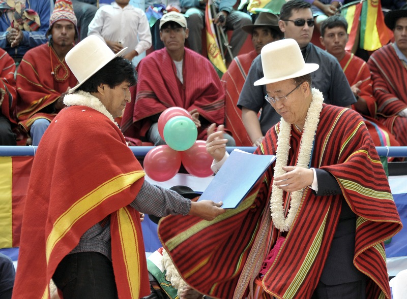 Evo Morales entrega a Ban Ki-moon la Declaración de Tiquipaya para salvar a la Madre Tierra, rumbo a la COP 21. | foto: www.patrianueva.bo