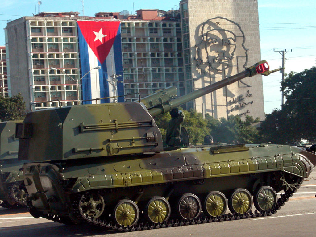 Desfile militar por el 50 Aniversario del desembarco del yate Granma y día de la FAR. Foto: José Raúl Rodríguez Robleda