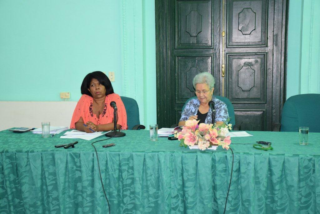 Gladys Bejerano Portela, contralora general de la República y la vicecontralora Alina Vicente Gaínza intercambiaron con la prensa sobre los objetivos de la décima comprobación. Cortesía de la Contraloría General de la República