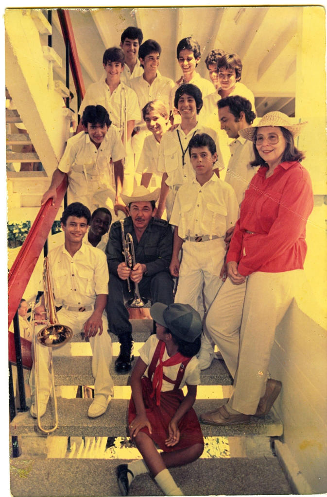 Raúl Castro y Vilma Espín junto con la primera generación del proyecto. / Foto: Cortesía del profesor Gonzalo Bermúdez.