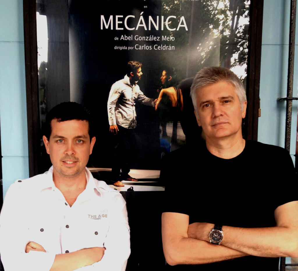 Abel González Melo y Carlos Celdrán junto al cartel de Mecánica en Argos Teatro. Foto: Yeandro Tamayo
