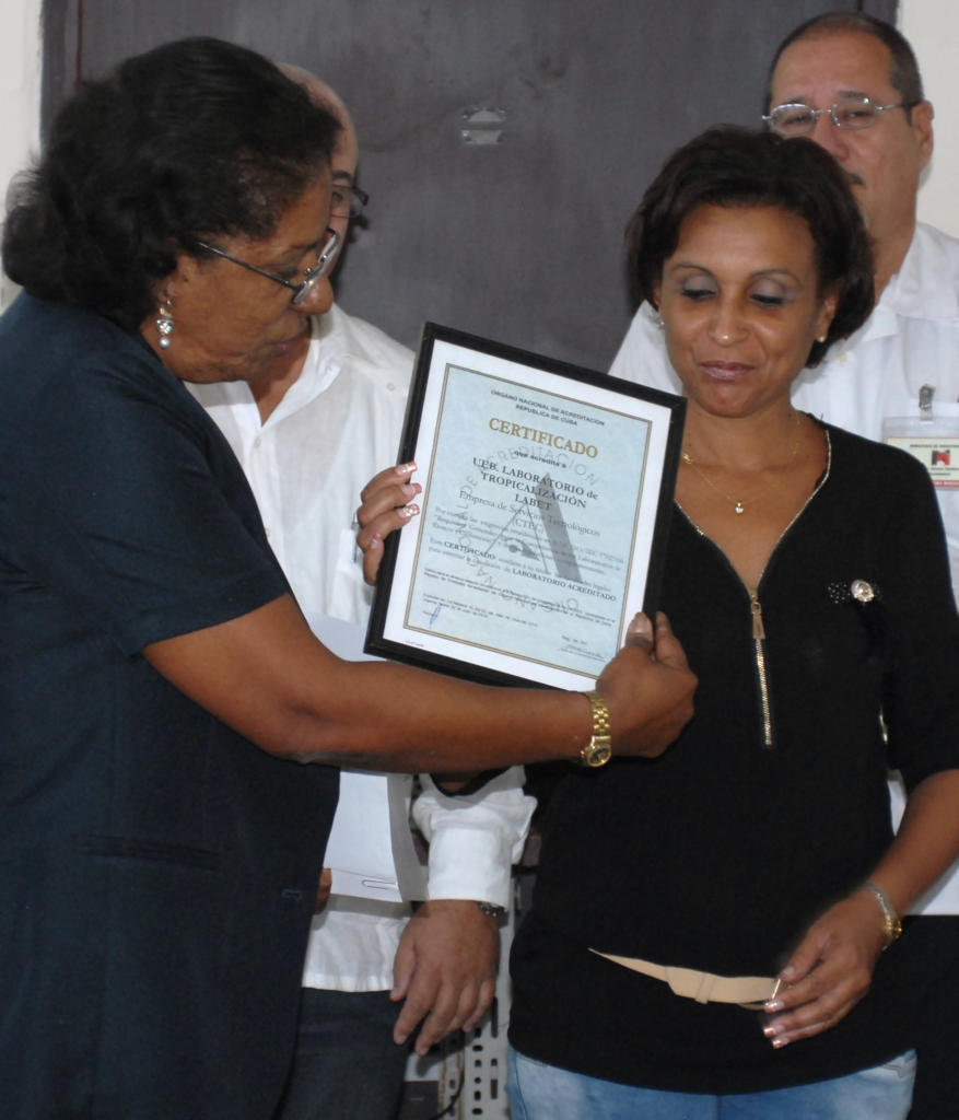 María Miranda (a la izquierda), secretaria ejecutiva de la Onarc, entregó a Moraima Keeling, directora de Labet, el documento acreditativo. 