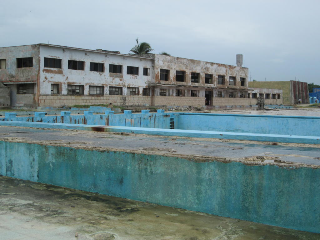 Una perspectiva desde las vacías piscinas de agua salada. Foto: Del Autor.