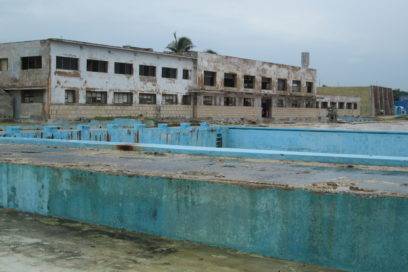 Una escuela plantada frente al mar