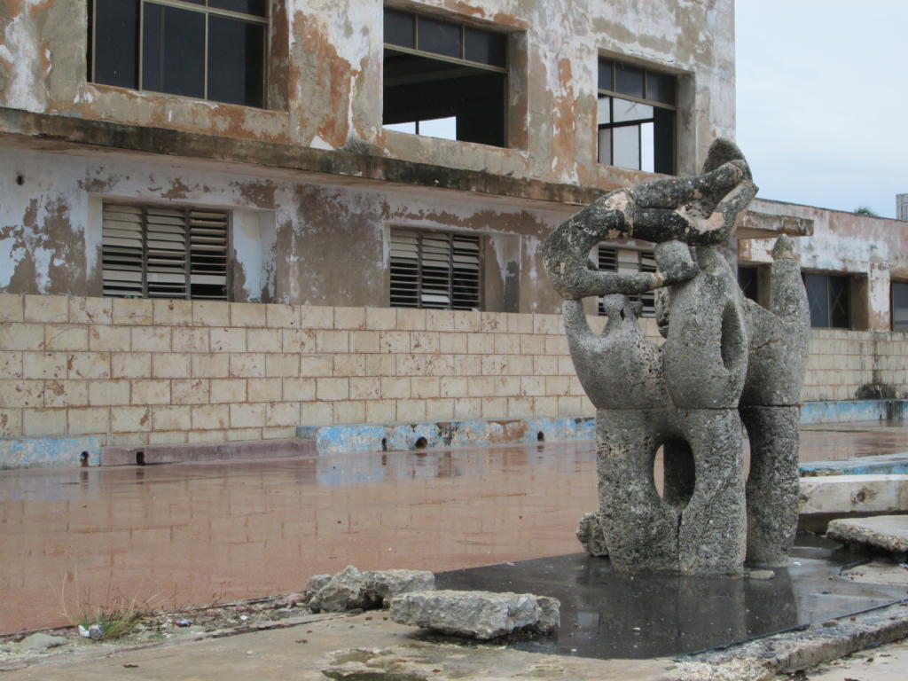 La escultura de Rita Longa y un fragmento de la edificación principal de la escuela Marcelo Salado: imagen de la desidia. Foto: Del Autor.