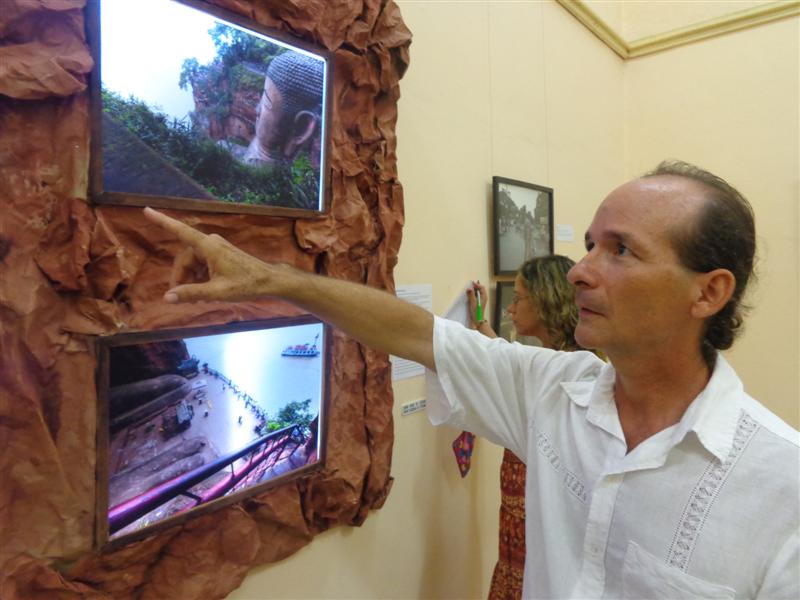 El arquitecto Lázaro Morgado explica el significado de algunas fotografías. Foto: Elisdany López Ceballos