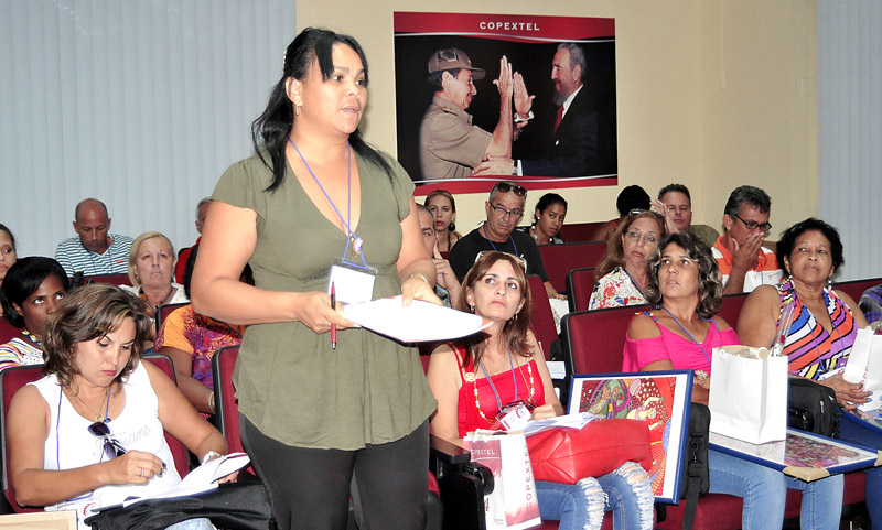 Marliunis Domínguez, delegada por la provincia de Granma, enunció la necesidad de un montacargas para facilitar los servicios técnicos y una guagua para la transportación de los trabajadores. Foto: José Raúl Rodríguez Robleda