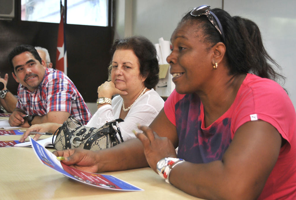 Ilda Elisa Ramos (al frente), entrenadora nacioanl del disco (F), respondió a las preguntas de los premiados.