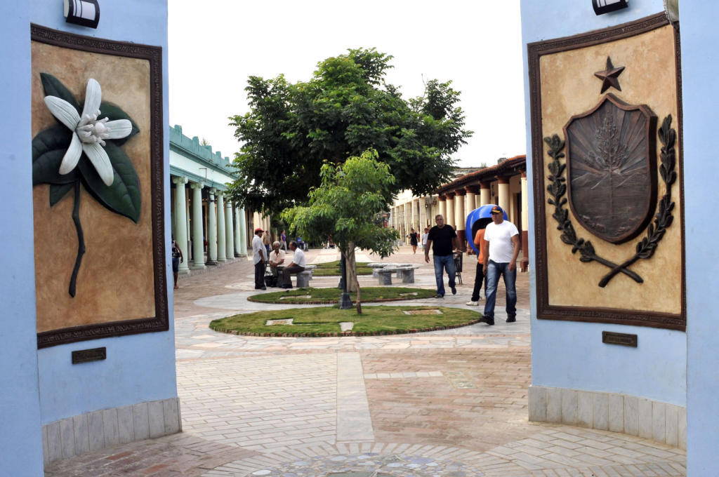 El bulevar engalanado con el tradicional mármol isleño muestra a los visitantes sus símbolos identitarios. Foto: José Raúl Rodríguez Robleda