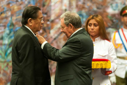 Condecoran a presidente de Laos con la Orden José Martí