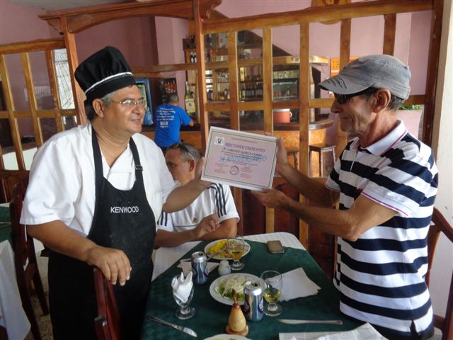 La Jornada de la Cocina Cubana se inicio en Holguín con un reconocimiento a fundadores de la Asociación Culinaria y cocineros destacados. Foto: Manuel Valdés