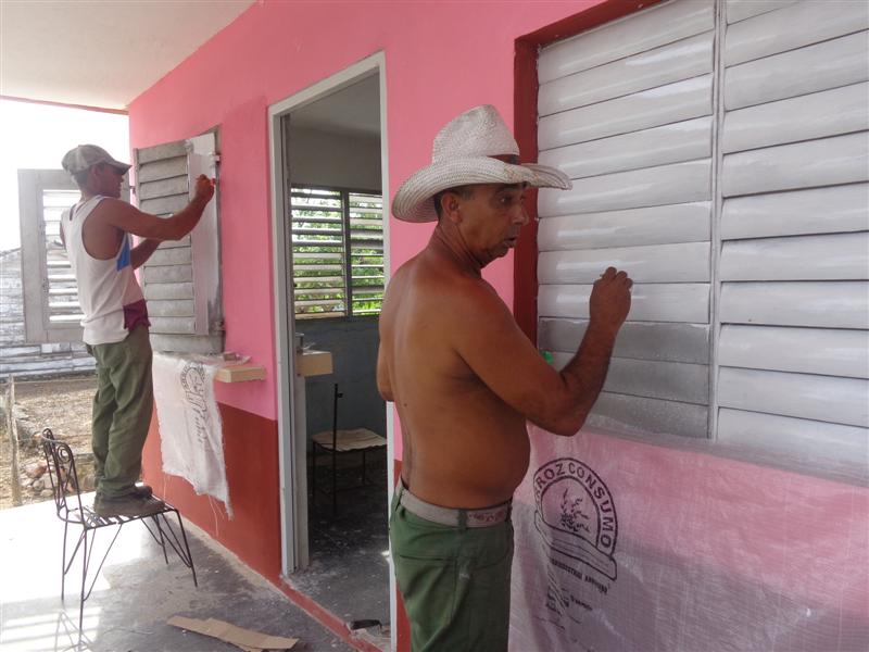 Vecinos de la comunidad apoyaron en la pintura de la bodega del pueblo y otras instalaciones.