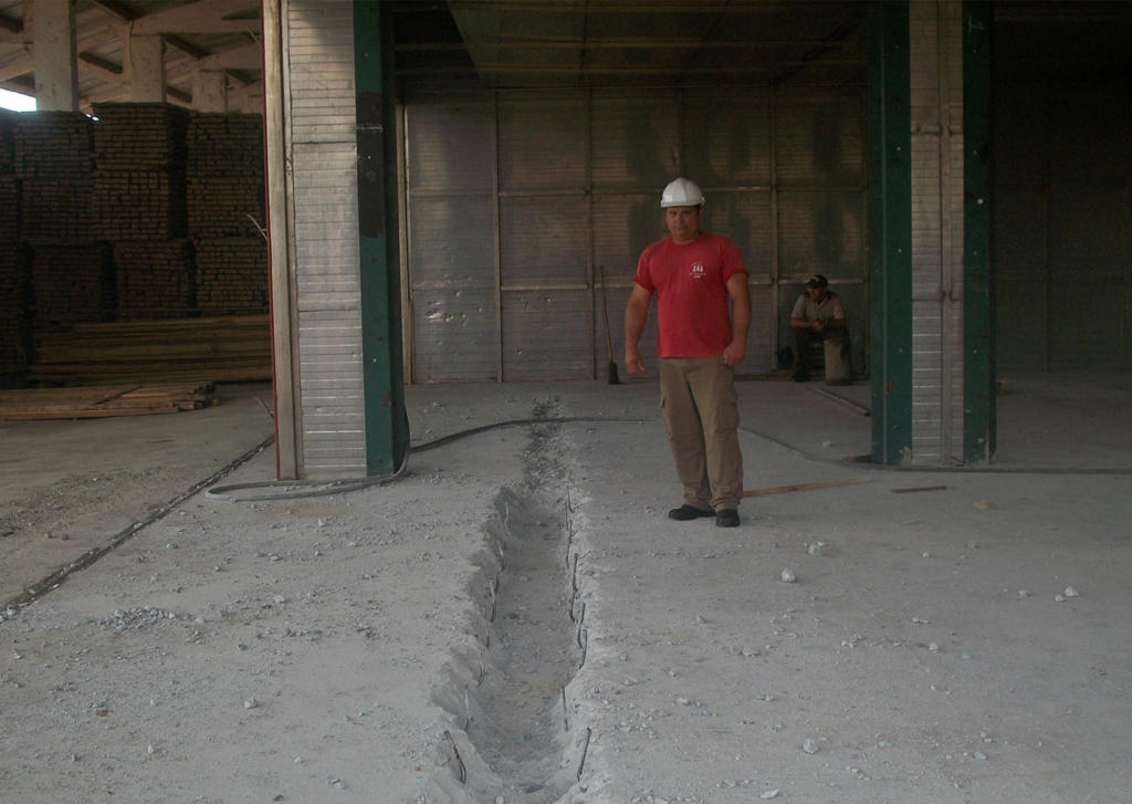 Piña durante la adecuación del horno de secado, innovación que acelera el proceso de los postes que se emplean en las líneas eléctricas y telefónicas.