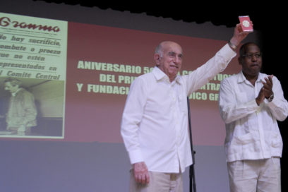 Otorgan a Fidel y a Raúl Sello Aniversario 50 del periódico Granma