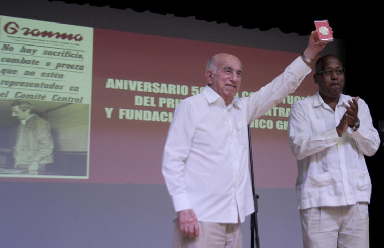 José Ramón Machado Ventura, segundo secretario del Comité Central del Partido, recibió el reconocimiento otorgado a Fidel y a Raúl. Fotos Roberto Carlos Medina